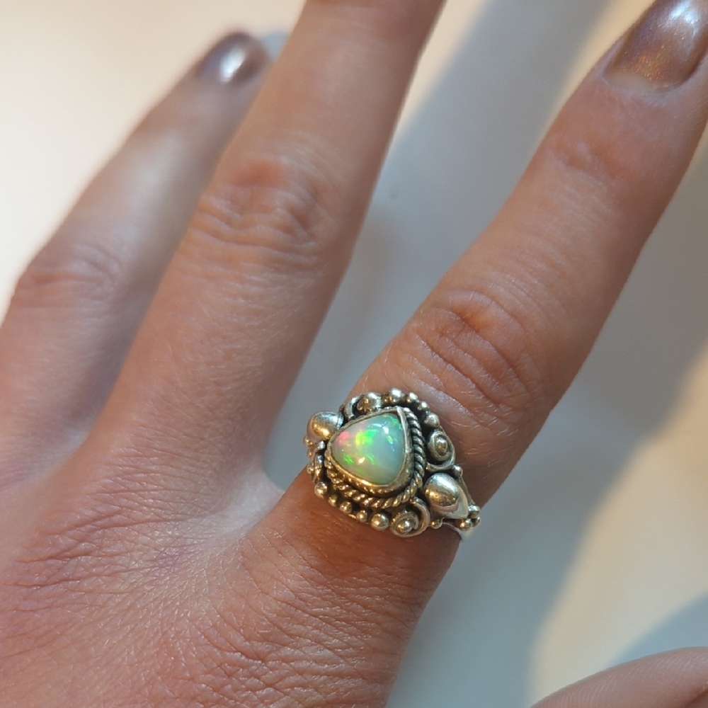 Elegant Silver Opal Ring - Picture 2 of 3